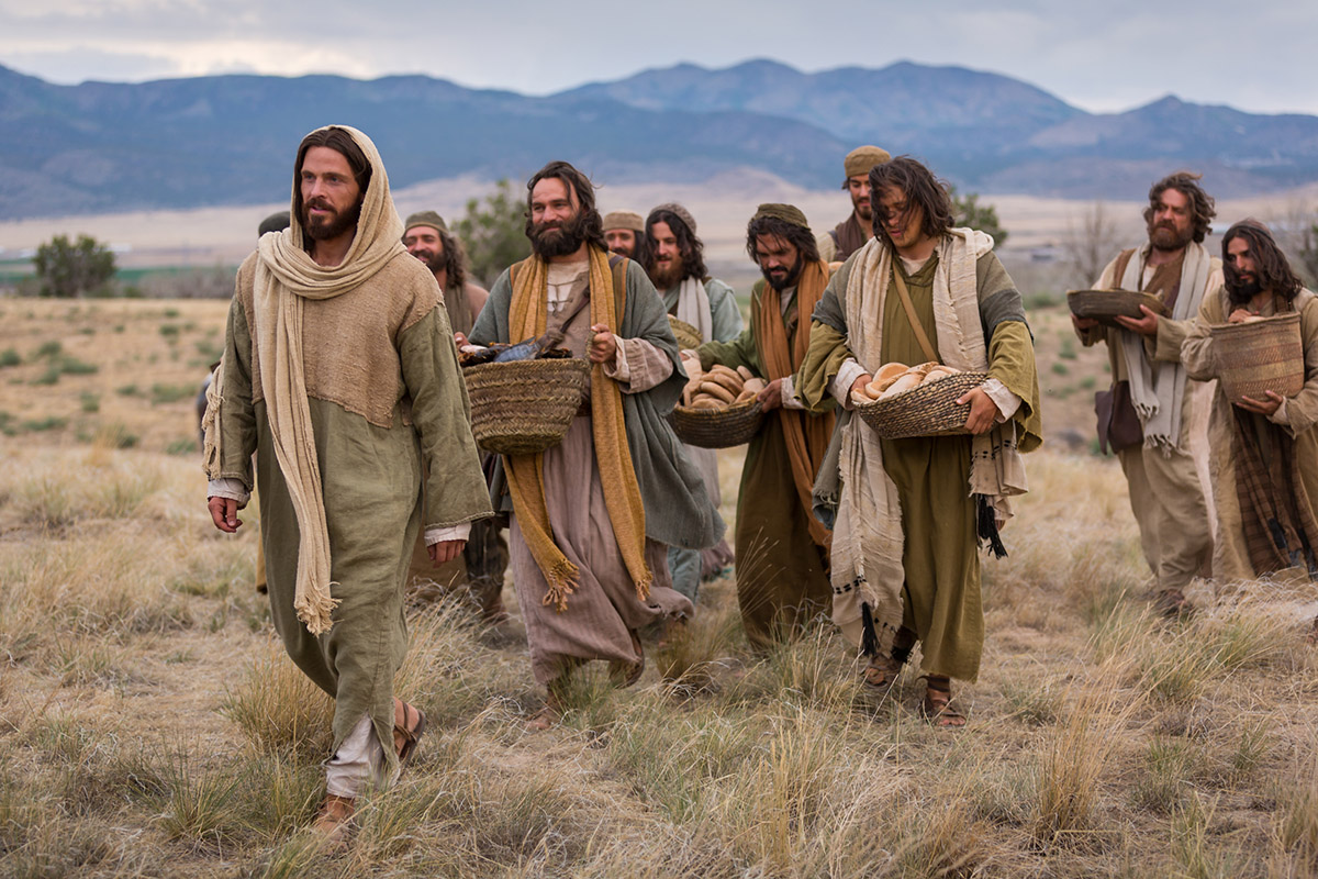 Jesus e os discípulos alimentando o povo no deserto