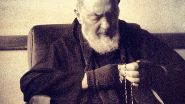 Padre Pio rezando o Rosário