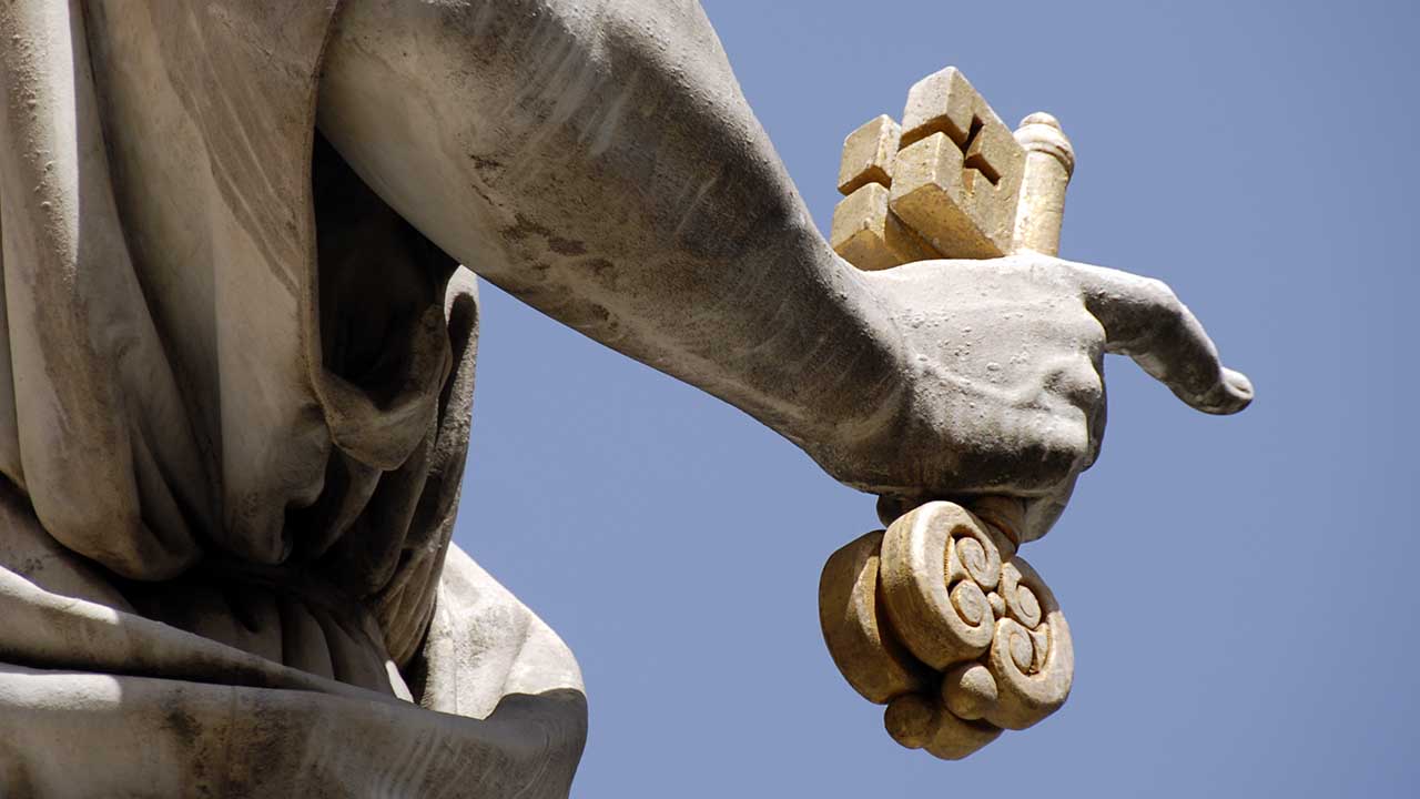 Escultura de São Pedro segurando as chaves
